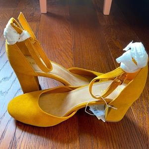 Old Navy Size 10 Mustard heel